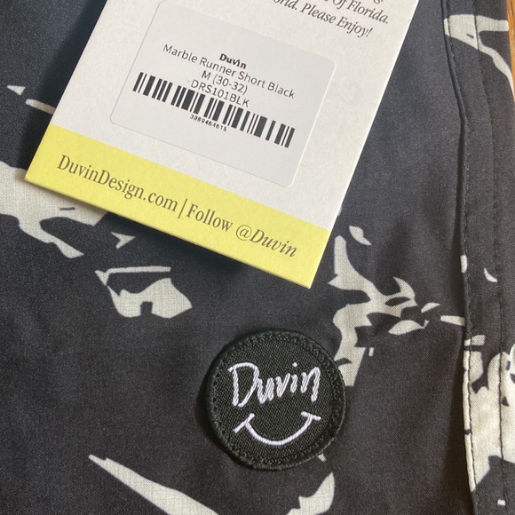 Duvin Design Black Marble Runner Short NWT Sz Medium - Picture 2 of 5